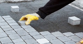 Монтаж тротуарной плитки на даче в Каменске-Уральском в октябре