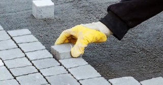 Укладка тротуарной плитки 50 на 50 в Каменске-Уральском в октябре