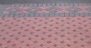 Укладка тротуарной плитки на старое бетонное основание в Каменске-Уральском в октябре