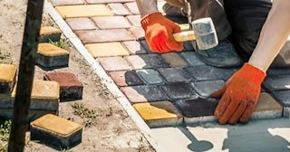 Укладка брусчатки «старый город» три цвета в Каменске-Уральском в октябре