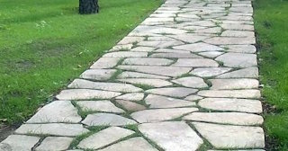 Профессиональная укладка камня на дорожки в Каменске-Уральском в октябре