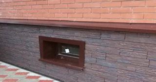 Облицовка цоколя панелями под камень в Каменске-Уральском в октябре