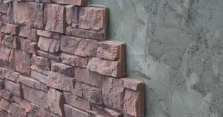Качественная отделка цоколя фундамента снаружи в Каменске-Уральском в октябре