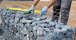 Устройство подпорной стенки из габионов в Каменске-Уральском в октябре