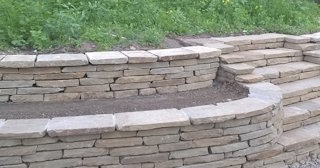 Установка подпорной стенки из камня в Каменске-Уральском - стоимость от 3723 руб.